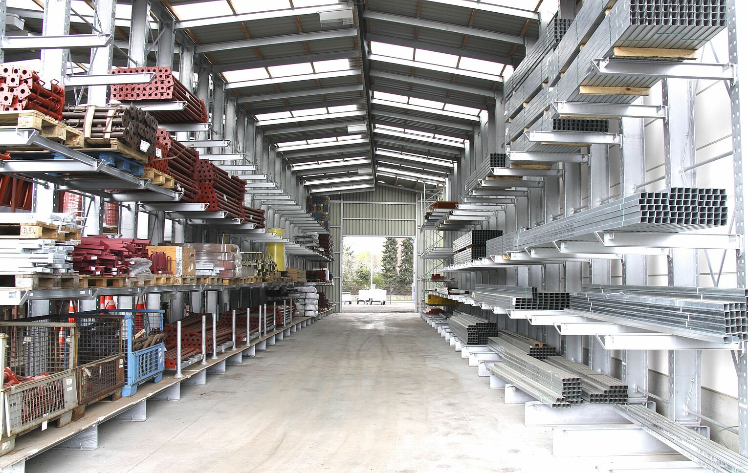 [Translate "Italien"] Rack-clad warehouse Cantilever racking