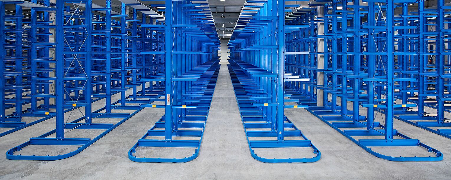 [Translate "Italien"] Cantilever racking for narrow aisle