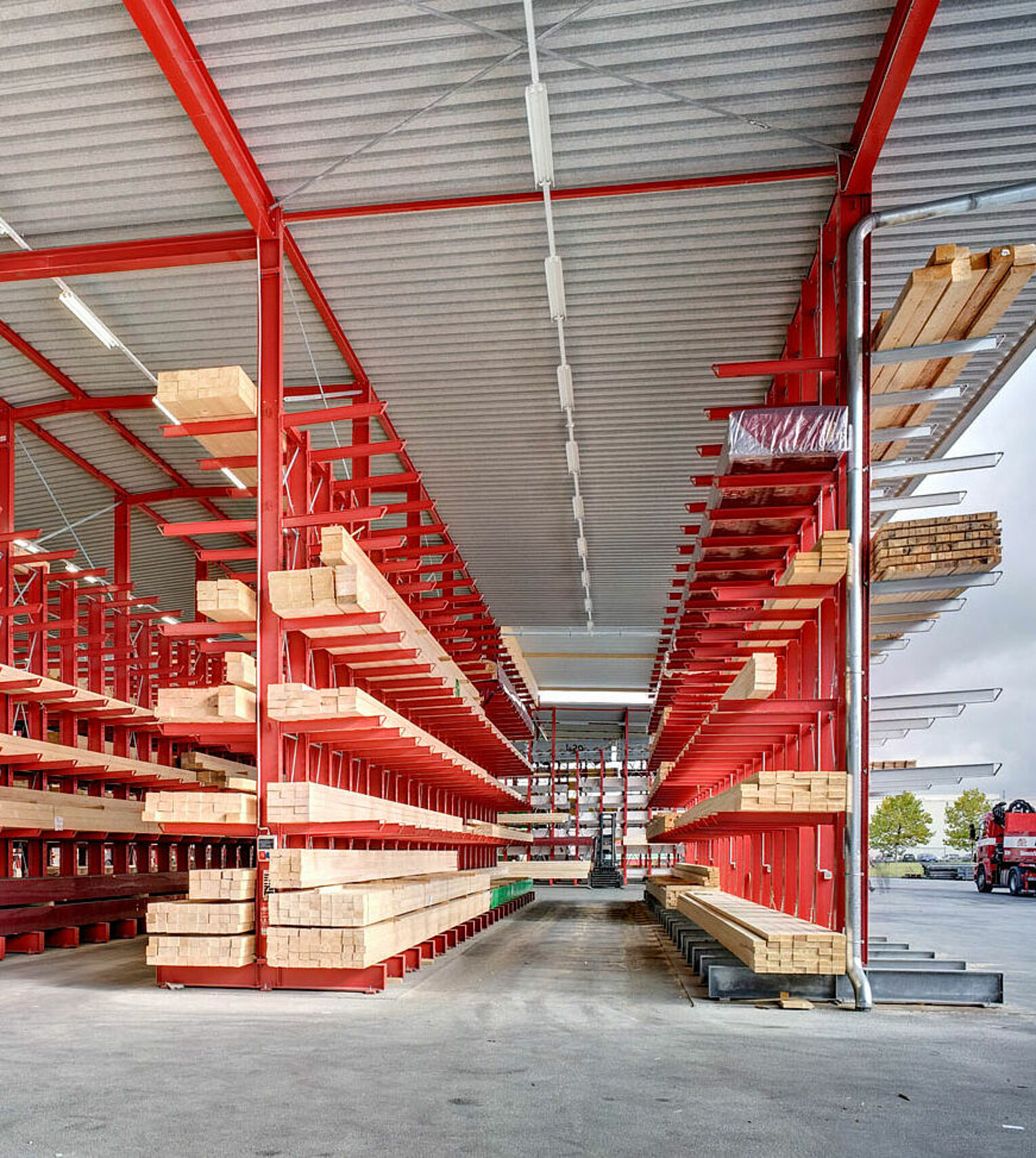 [Translate "Italien"] Rack-clad warehouse Cantilever racking