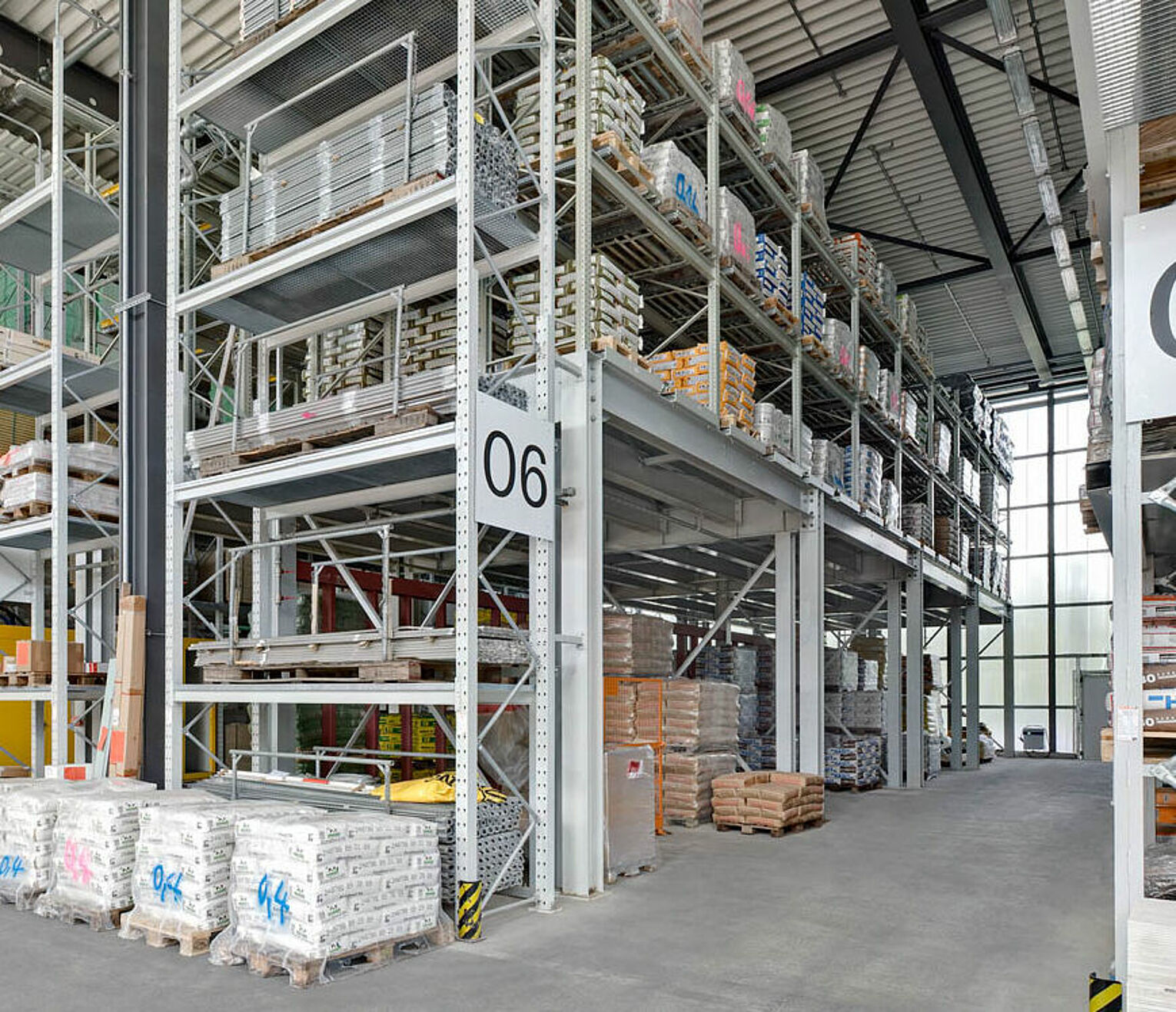 [Translate "Italien"] Cantilever racking Multi-tier storage