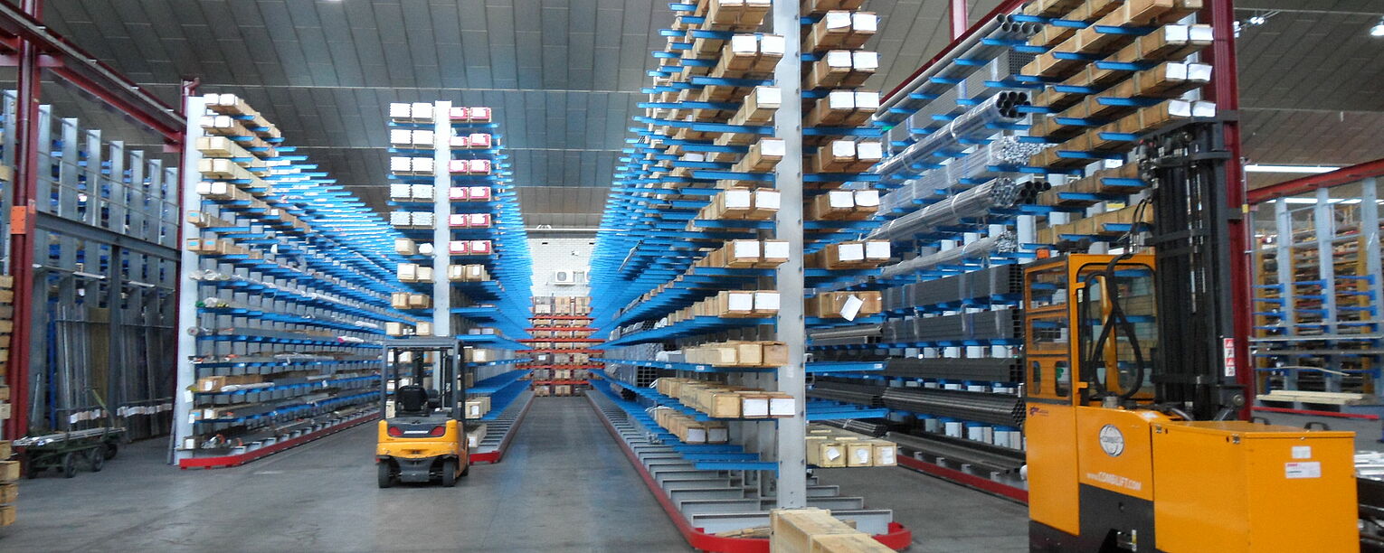 [Translate "Italien"] Cantilever racking for narrow aisle