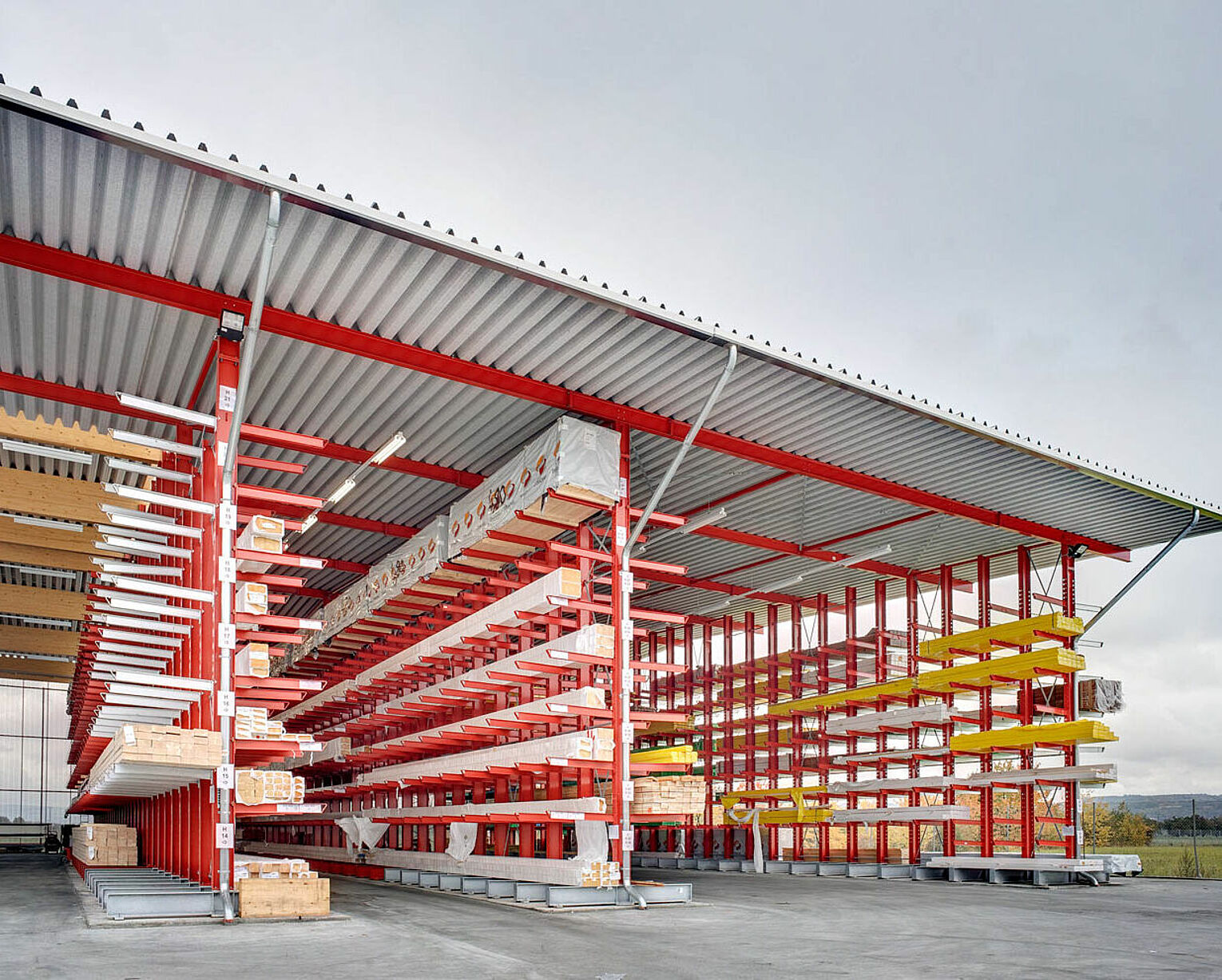 [Translate "Italien"] Rack-clad warehouse Cantilever racking