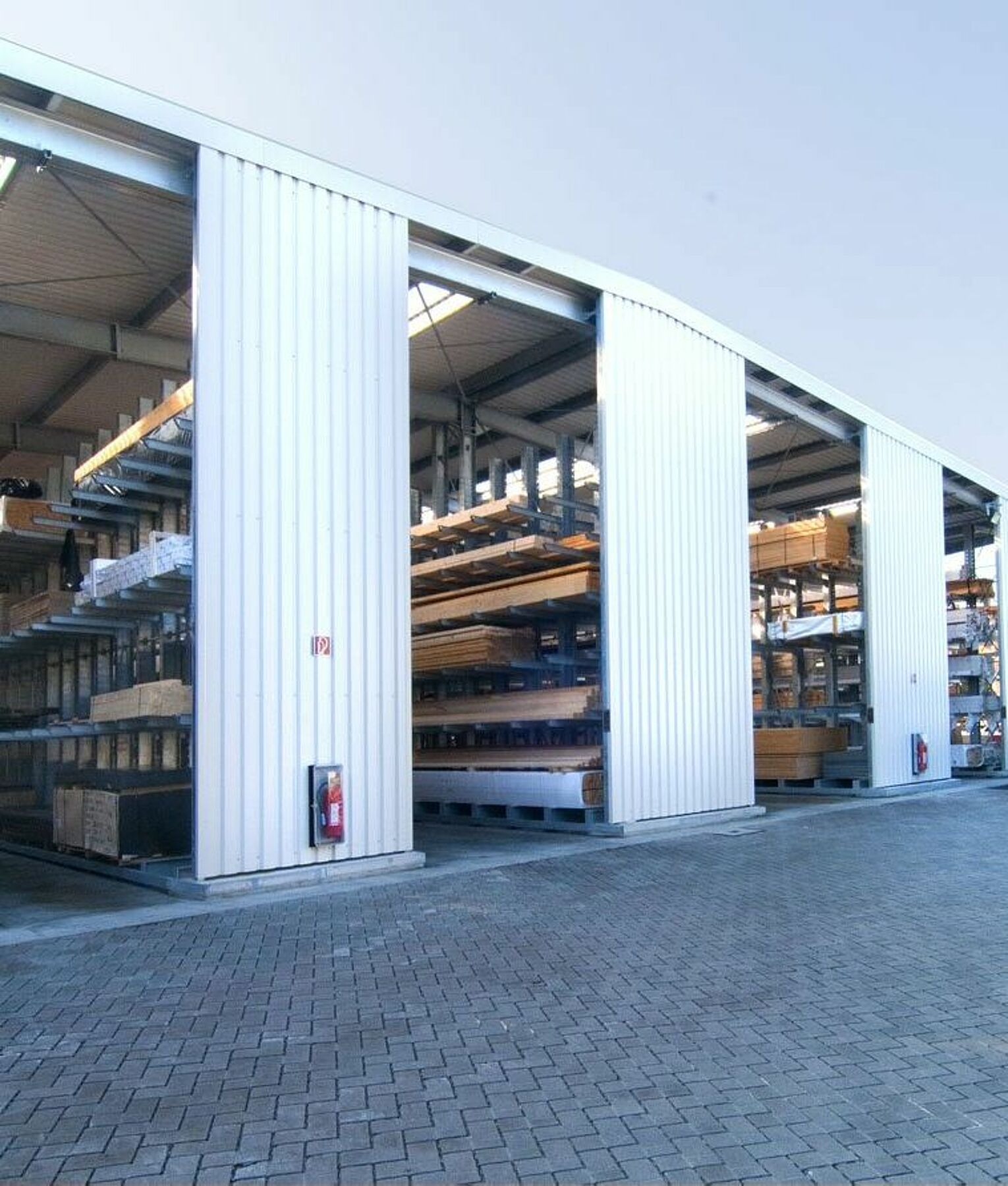 [Translate "Italien"] Rack-clad warehouse Cantilever racking