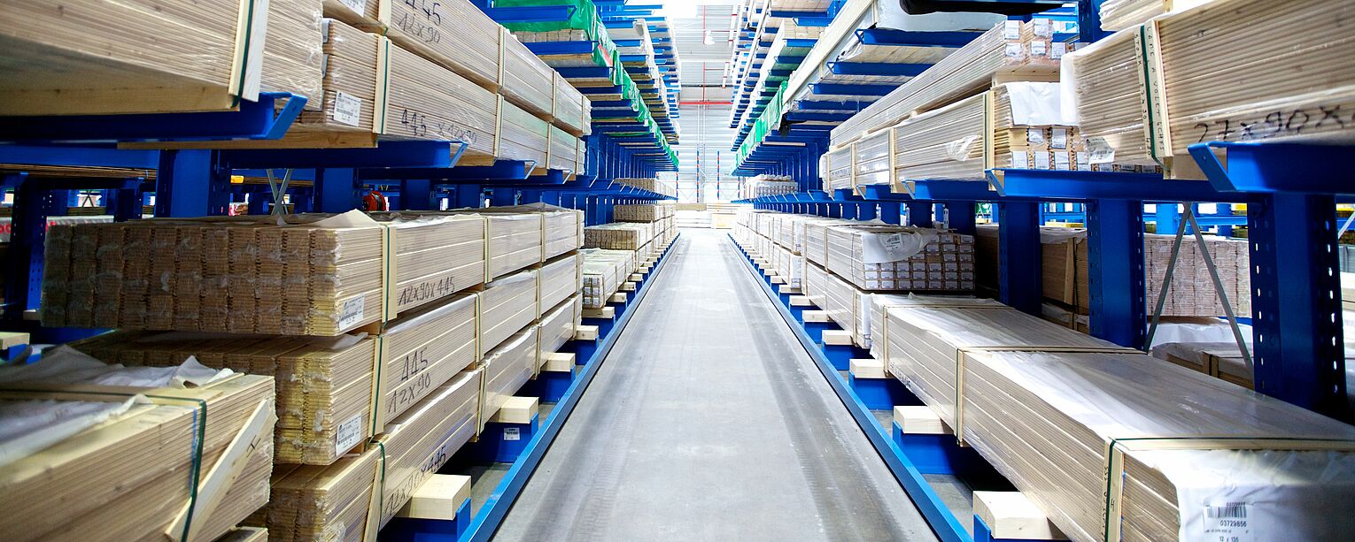 [Translate "Italien"] Cantilever racking for narrow aisle