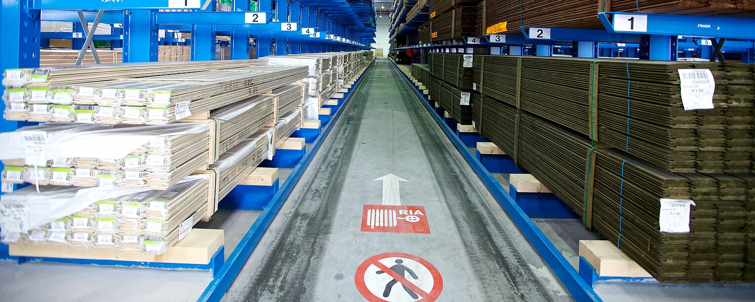 [Translate "Italien"] Cantilever racking for narrow aisle