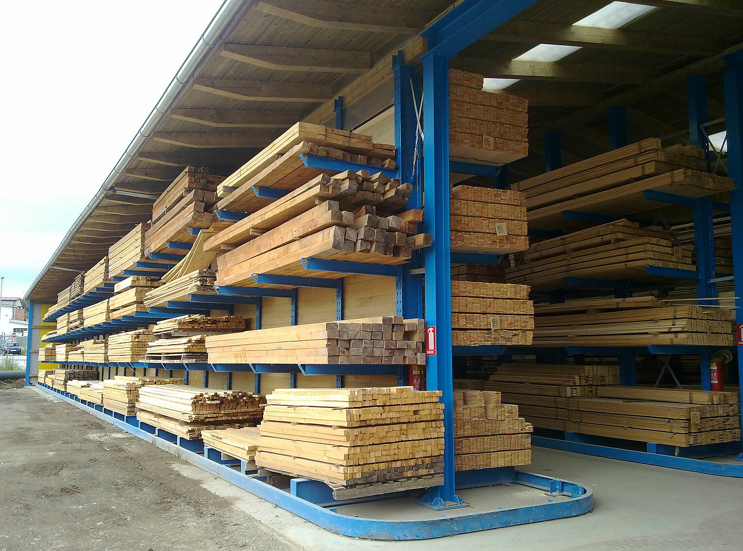 [Translate "Italien"] Rack-clad warehouse Cantilever racking