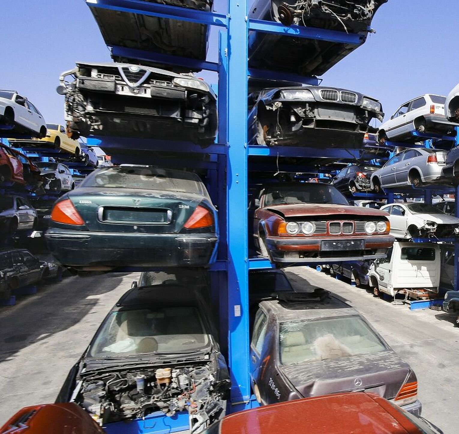 [Translate "Italien"] Cantilever racking Car dismantler