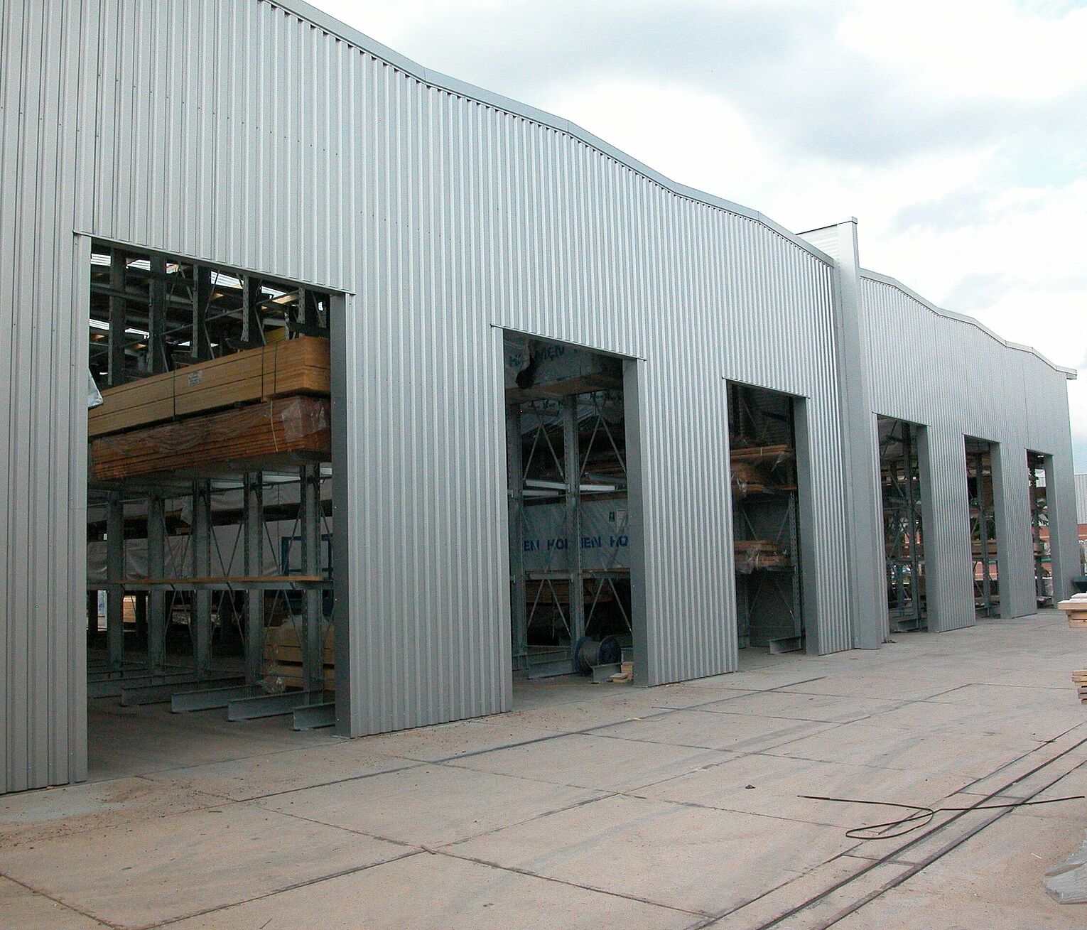 [Translate "Italien"] Rack-clad warehouse Cantilever racking