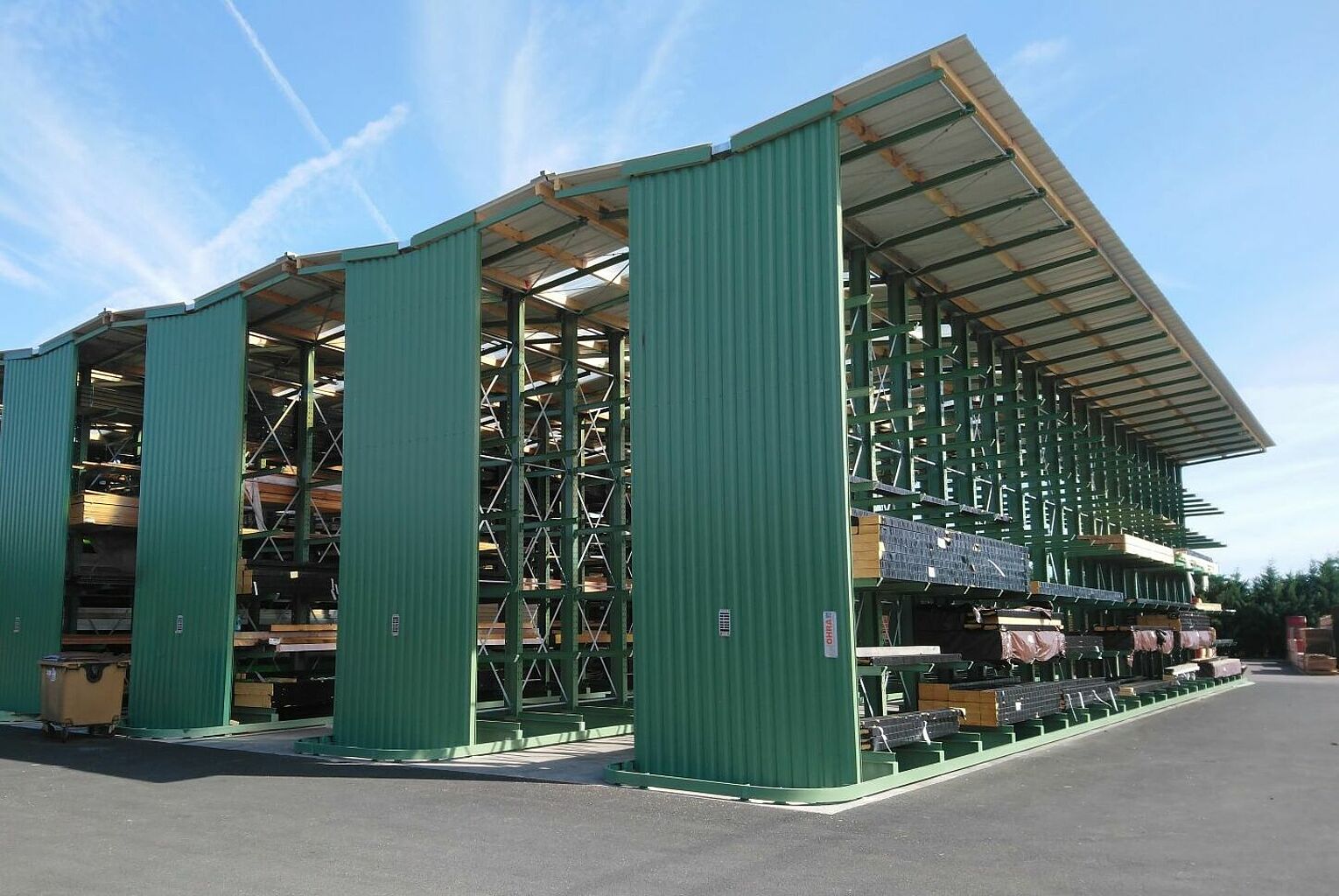 [Translate "Italien"] Rack-clad warehouse Cantilever racking