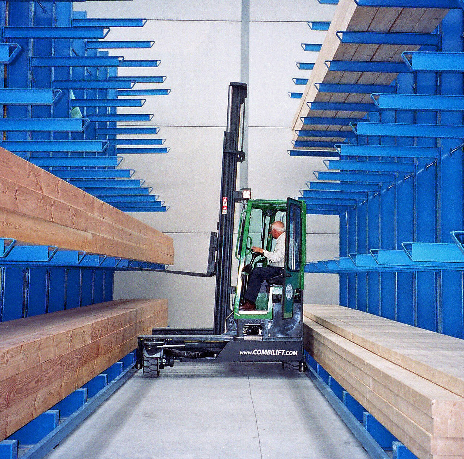 [Translate "Italien"] Cantilever racking for narrow aisle