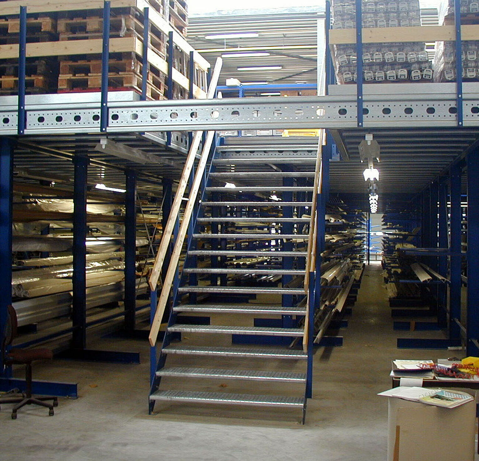 [Translate "Italien"] Cantilever racking Multi-tier storage