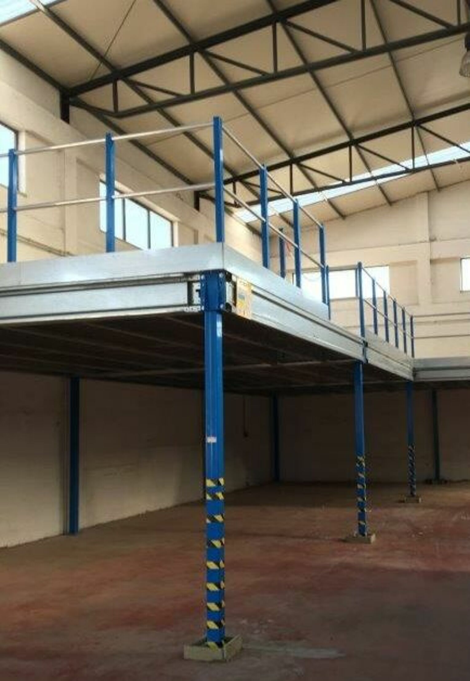 [Translate "Italien"] Cantilever racking Multi-tier storage