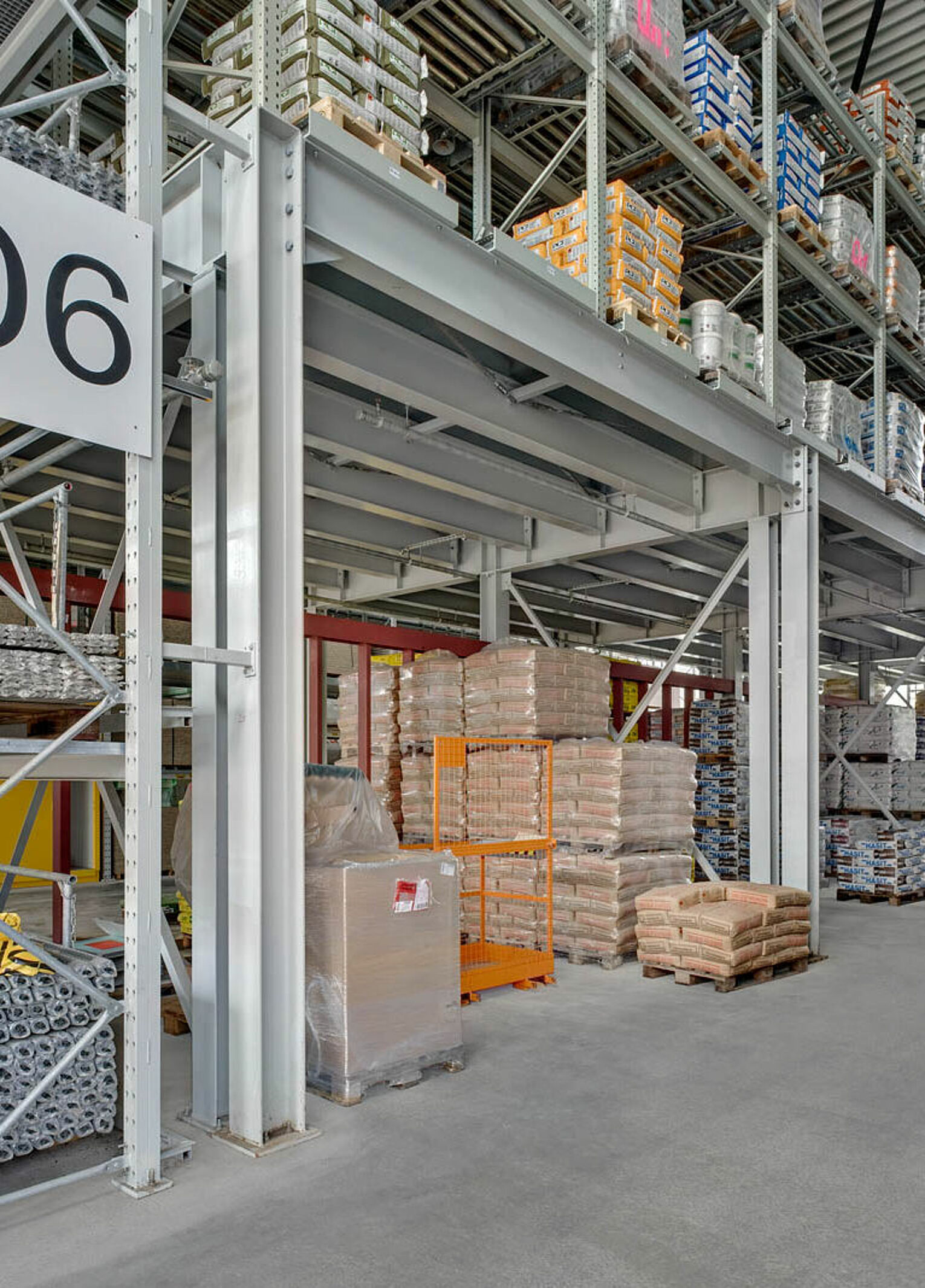 [Translate "Italien"] Cantilever racking Multi-tier storage