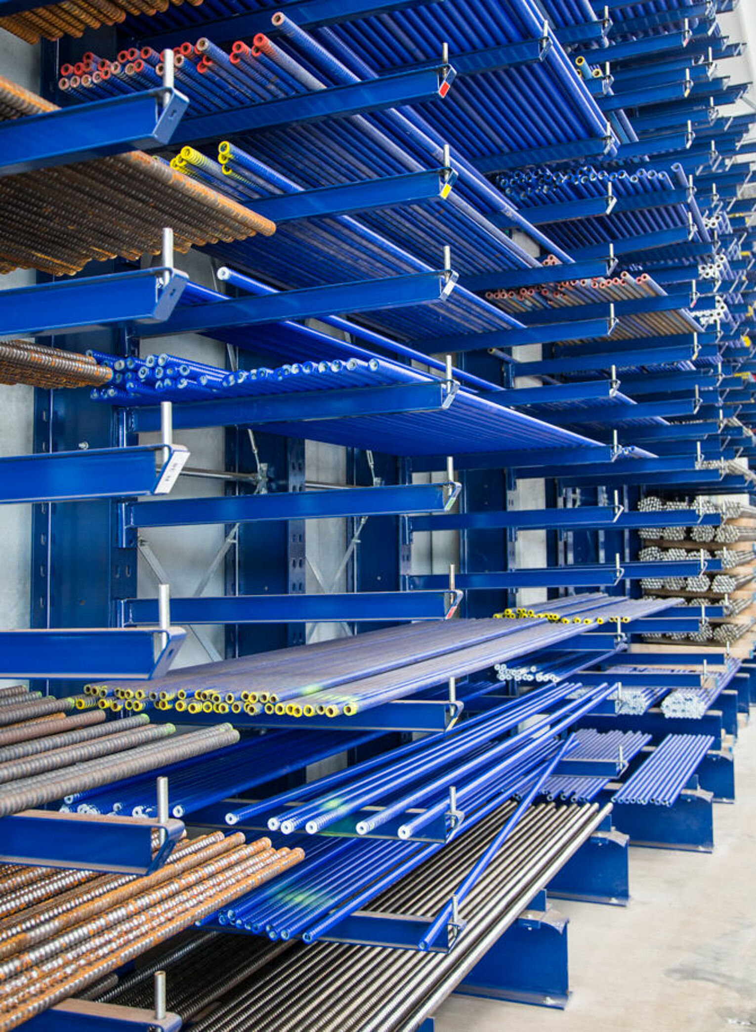 [Translate "Italien"] Cantilever racking Industry solution