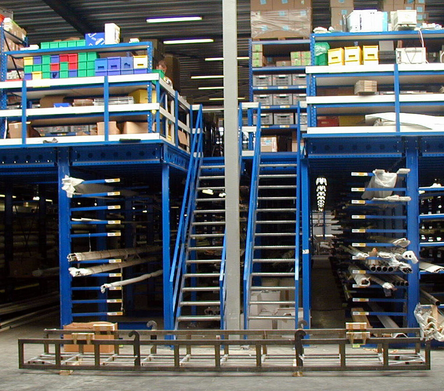 [Translate "Italien"] Cantilever racking Multi-tier storage