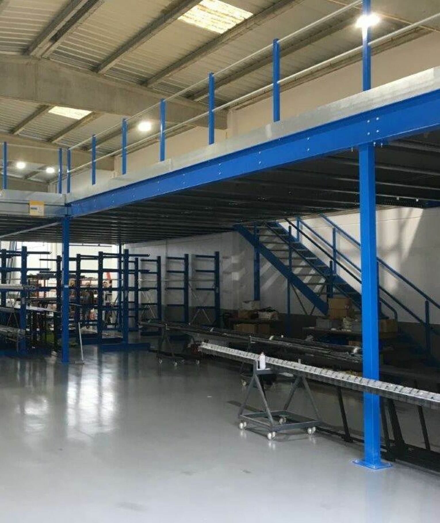 [Translate "Italien"] Cantilever racking Multi-tier storage