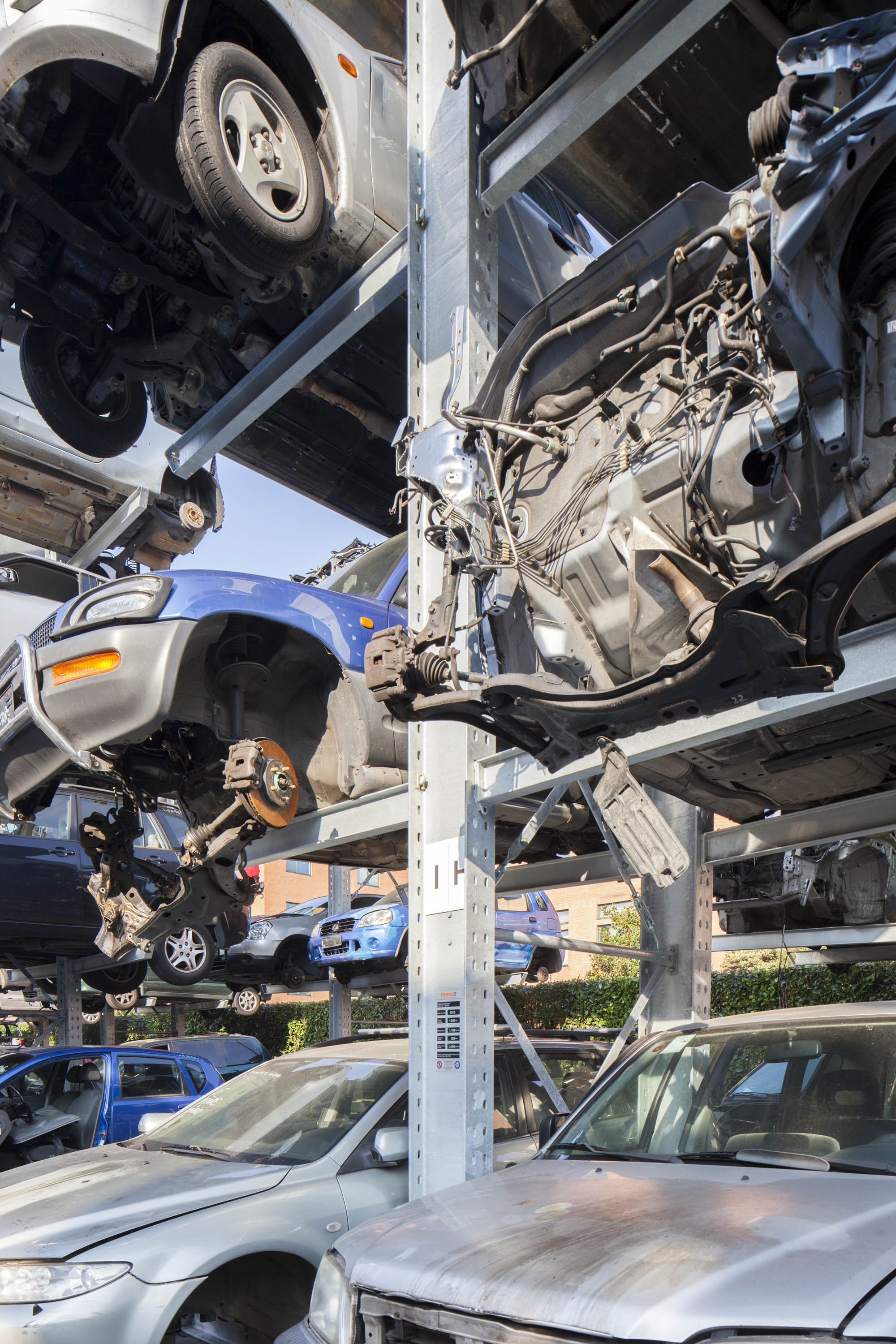[Translate "Italien"] Cantilever racking Car dismantler
